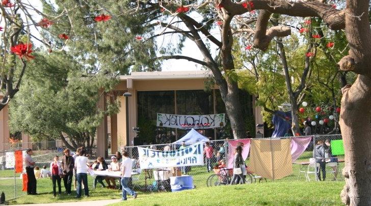 Students at Pitzer's Kohoutek Music and 艺术 Festival